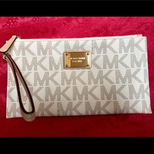 🌹MICHAEL KORS large wristlet🌷❤️